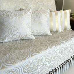 Kit Manta Adamascado e 4 Capas de Almofada Luxo Branco e Dourado 45cmx45cm - 3