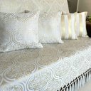 Ver imagem 3 de Kit Manta Adamascado e 4 Capas de Almofada Luxo Branco e Dourado 45cmx45cm