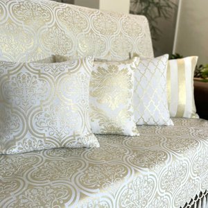 Kit Manta Adamascado e 4 Capas de Almofada Luxo Branco e Dourado 45cmx45cm