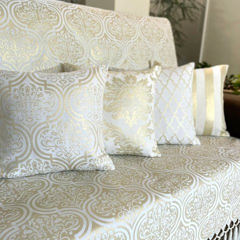 Kit Manta Adamascado e 4 Capas de Almofada Luxo Branco e Dourado 45cmx45cm