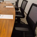 Ver imagem 2 de Cadeira Office Giratória Genebra Diretor PP Preta Braços Reguláveis NR17 - Fratini