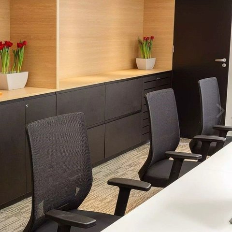 Cadeira Office Giratória Genebra Diretor PP Preta Braços Reguláveis NR17 - Fratini