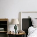 Ver imagem 2 de Abajur de Quarto Pequeno de Cerâmica Califórnia Verde Lúpulo com Cúpula de Tecido