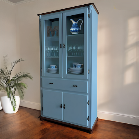 Cristaleira de Madeira 4 Portas 1 Gaveta Pés Torneados 308- Azul Céu /tampo e Base Imbuia Glazer