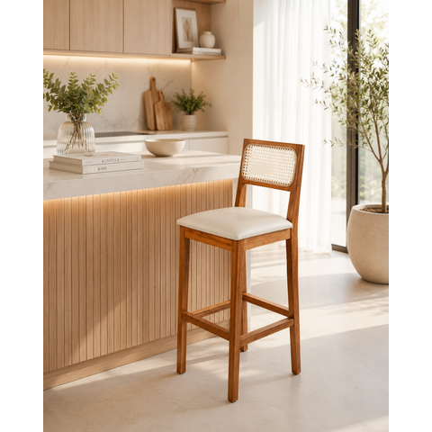 Banqueta Alta em Madeira Maciça no Courino Off White