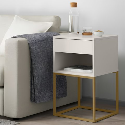 Mesa de Cabeceira Industrial Pé de Aço 1 Gaveta Corrediça Telescópica 1 Nicho - Off White/pé Dourado