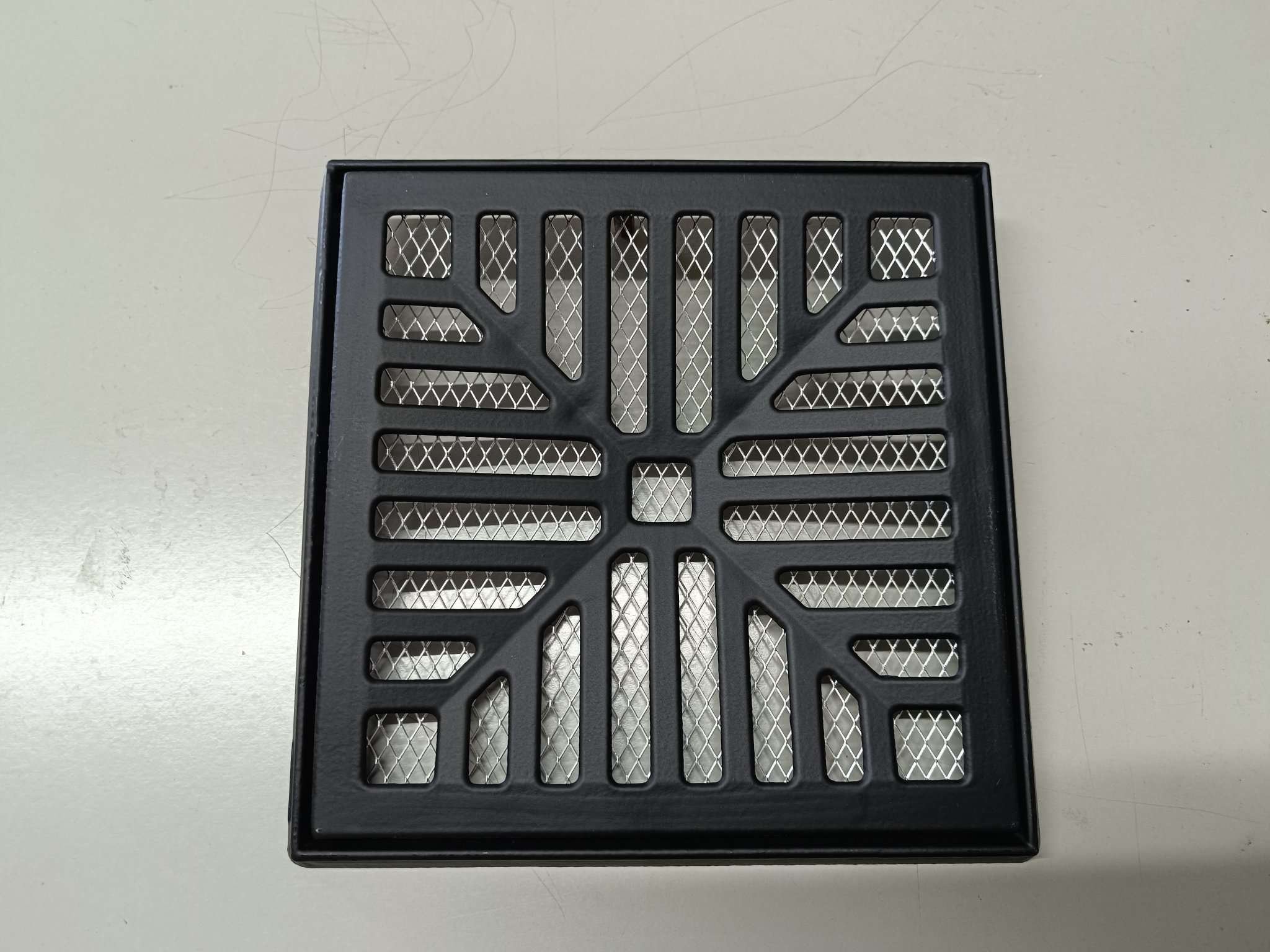 Ralo Grelha Pluvial 20x20 Concava Alumínio Preto Fosco com Tela Anti Escorpião e Suporte - 3