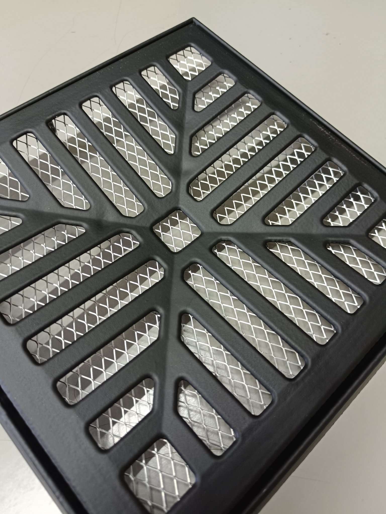 Ralo Grelha Pluvial 20x20 Concava Alumínio Preto Fosco com Tela Anti Escorpião e Suporte - 5