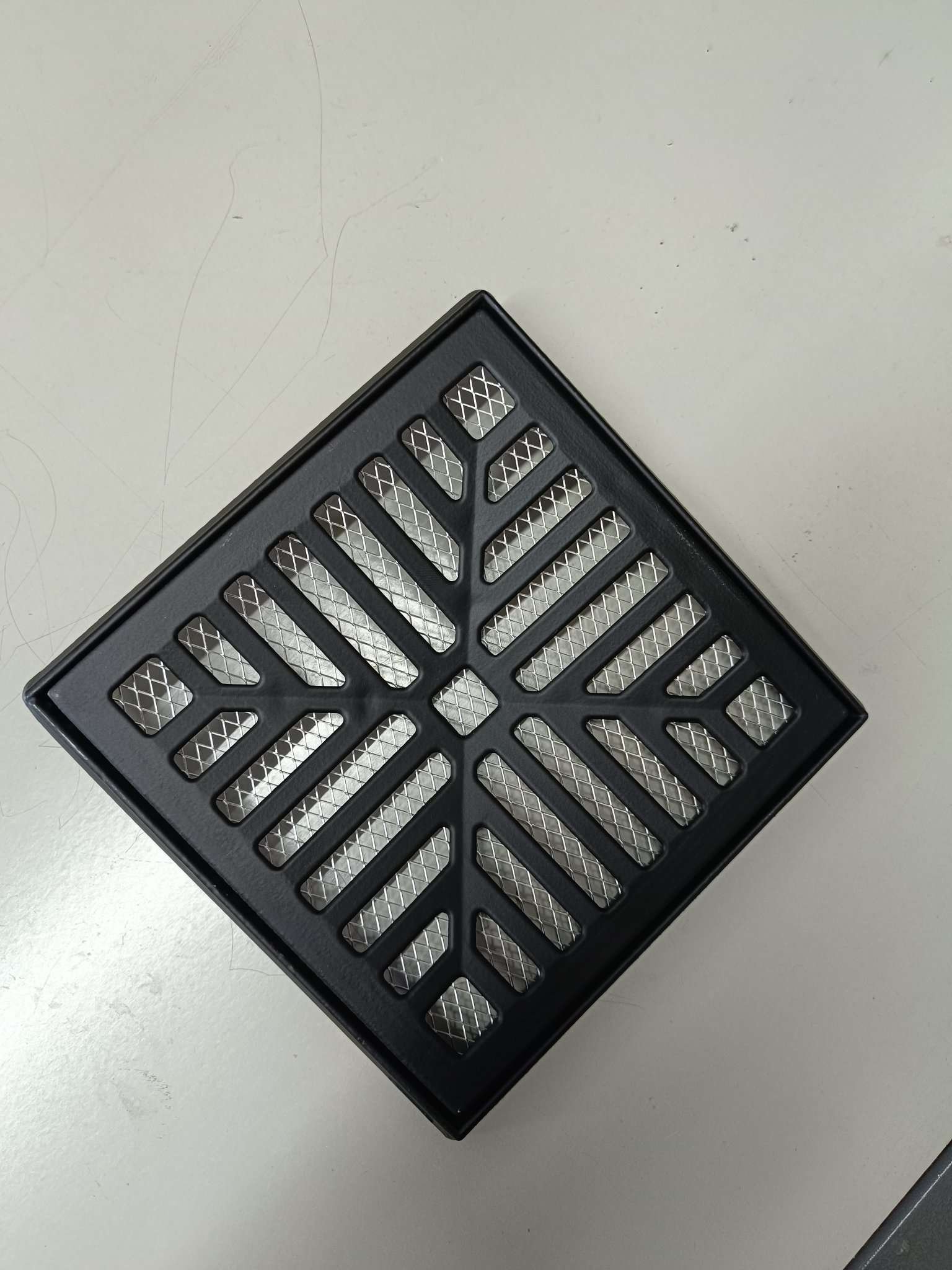 Ralo Grelha Pluvial 20x20 Concava Alumínio Preto Fosco com Tela Anti Escorpião e Suporte - 4