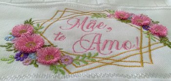 Toalha Bordada de Mão Lavabo com Flores em Relevo Mãe Te Amo. Cor: Branco. Marca: Dohler Artesanalle - 2