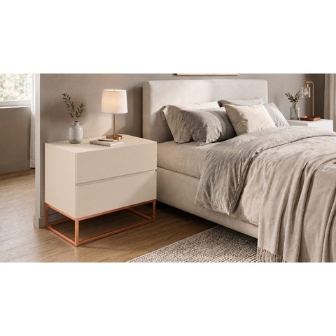 Mesa Cabeceira Eros 60cm 2 Gavetas Off White Pés Dourado Estilo Industrial