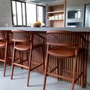 Ver imagem 2 de Banqueta Madeira Maciça com Braço Cyndi 53cm | Courino Caramelo - Sallar Home