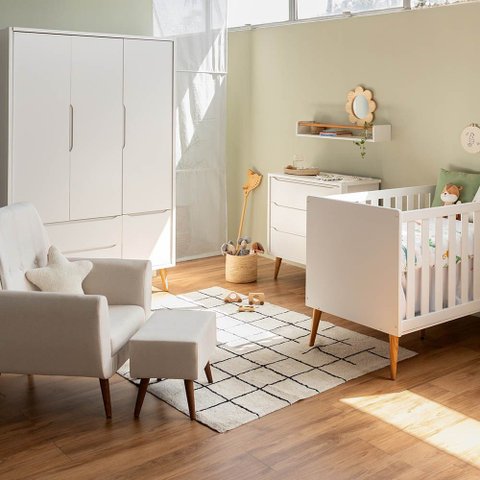 Kit Quarto Infantil Theo com Pés Retrô Mel - Berço + Cômoda 3 Gavetas + Guarda-roupa 3 Portas + Polt