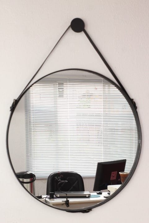 Espelho Redondo 80 cm preto com alça para escritório - 1