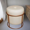 Ver imagem 1 de Puff Redondo Decorativo para Sala Argola Grécia Bege Base Pés Bronze