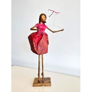 Escultura Mulher com Pipa. Uma Peça Única, Artesanal, Feita em Papietagem