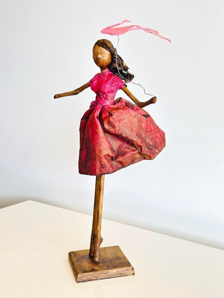 Escultura Mulher com Pipa. Uma Peça Única, Artesanal, Feita em Papietagem - 2