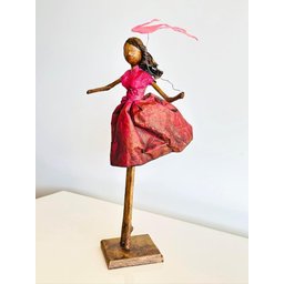 Escultura Mulher com Pipa. Uma Peça Única, Artesanal, Feita em Papietagem - 2