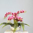 Ver imagem 2 de Arranjo de Orquídeas Artificial Rosa e Samambaia no Vaso Prateado|Linha permanente Formosinha