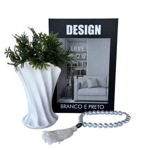 Decoração sala livro fake + vaso torcido + enfeite colar