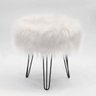 Puff Banqueta Decorativo Redondo Pés de Ferro Preto Pelo Alto Branco - 1