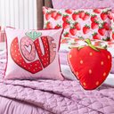 Ver imagem 6 de Kit Edredom Casal Padrão Morangos Rosê com Almofadas Estampadas 07 Peças - Dupla Face Percal 300 Fio