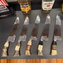 Ver imagem 2 de Faca Larga Picanheira 10' Inox Artesanal Churrasco Cabo Misto Trabalhado Madeira Osso Resina