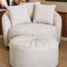 Poltrona Giratória C/ Puff, Almofada Ayla Boucle Orgânica - Larbelle Móveis - 3