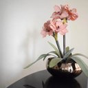 Ver imagem 1 de Flores Artificiais Arranjos de Flores Amarílis Rosa no Vaso Vidro Bronze | Linha Permanente