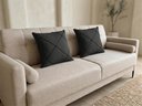 Ver imagem 2 de Kit 2 Capas de Almofada Lunna Suede 45x45 Drapeada Luxo - Chumbo