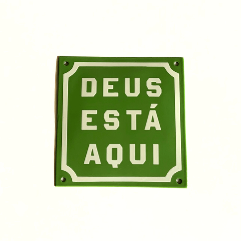 Placa Decorativa Esmaltada - Deus Está Aqui - Casa Toco