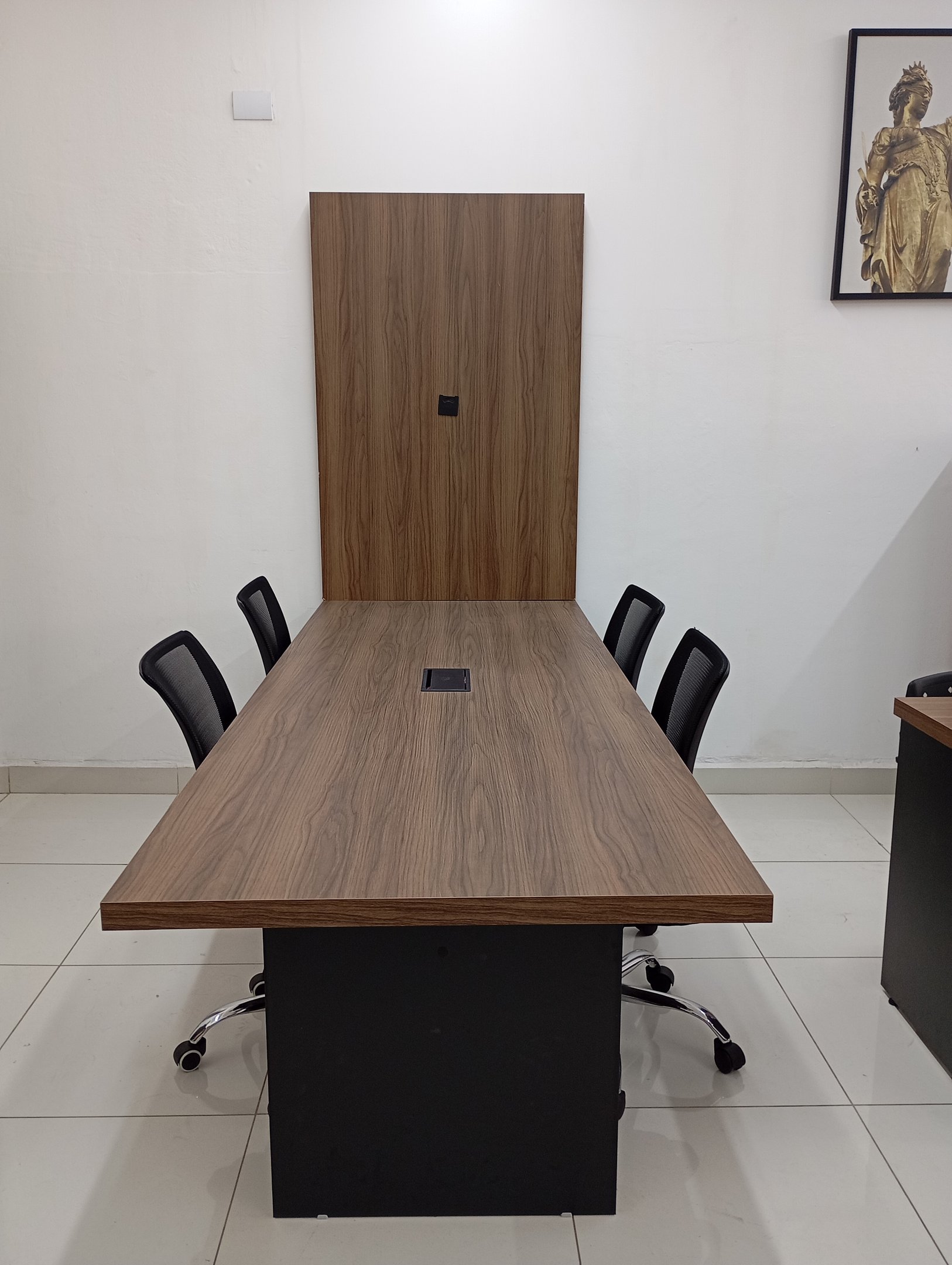 Mesa para Reunião Tampo 40mm - L2.00x P900 com Painel Tv - 6