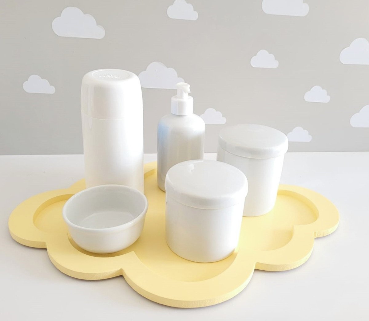 Kit Higiene Porcelana Bebê Nuvem + Bandeja Nuvem Amarela.