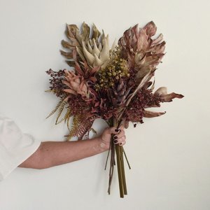 Buquê de Folhas Envelhecidas de Guaimbé, Bromélias e Proteas 65cm | Beleza Atemporal Formosinha