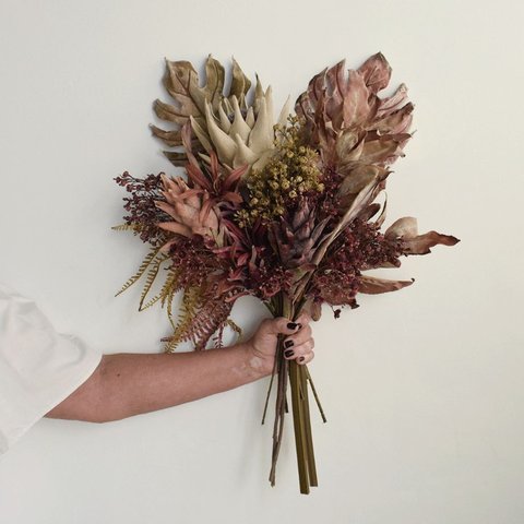 Buquê de Folhas Envelhecidas de Guaimbé, Bromélias e Proteas 65cm | Beleza Atemporal Formosinha