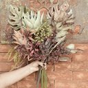 Ver imagem 2 de Buquê de Folhas Envelhecidas de Guaimbé, Bromélias e Proteas 65cm | Beleza Atemporal Formosinha