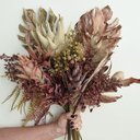 Ver imagem 3 de Buquê de Folhas Envelhecidas de Guaimbé, Bromélias e Proteas 65cm | Beleza Atemporal Formosinha