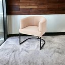 Ver imagem 3 de Poltrona Decorativa Arredondada Emi Base de Ferro Preto Fosco em Veludo Rose Estofama