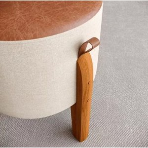 Puff Luma Redondo com Pés em Madeira Maciça e Assento em Couro - Bege com Marrom