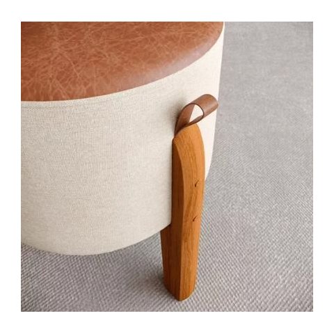 Puff Luma Redondo com Pés em Madeira Maciça e Assento em Couro - Bege com Marrom