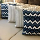 Ver imagem 3 de Kit 4 Capas de Almofadas Composê Listrado e Chevron Azul 45x45cm