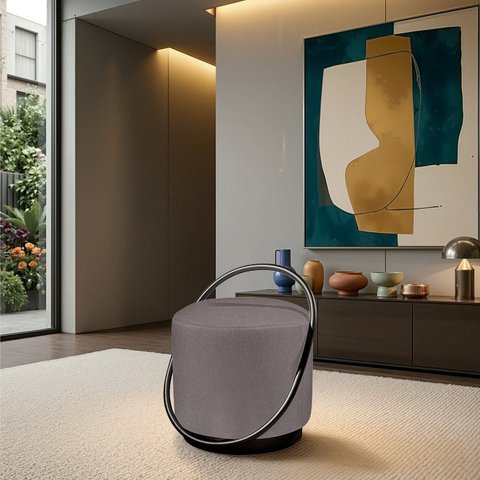 Puff Redondo com Base em Ferro Estofado e Detalhe em Arco Lunar