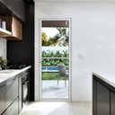 Ver imagem 1 de Porta de Alumínio de Giro de Vidro com Travessa 215x85cm Lucasa Ideale Abertura Direita Branco