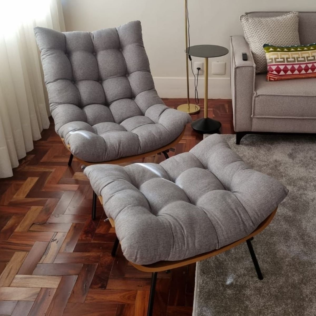 Poltrona Costela com Puff Linho para Sala Quarto Luxo: Poltrona Costela e Puff Linho Cinza