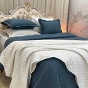 Ver imagem 4 de Kit Cobre Leito Colcha Perone Queen Dupla Face Toque de Pluma Micro Percal 300 Fios 3 Peças - Azul M