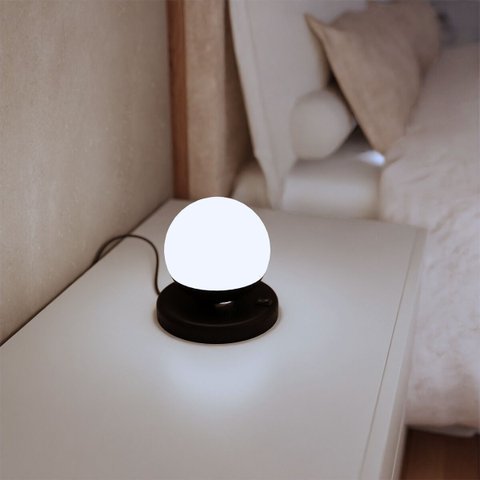 Abajur Luminaria de Mesa Dama Moderno com Globo Vidro e Lâmpada Branco Frio