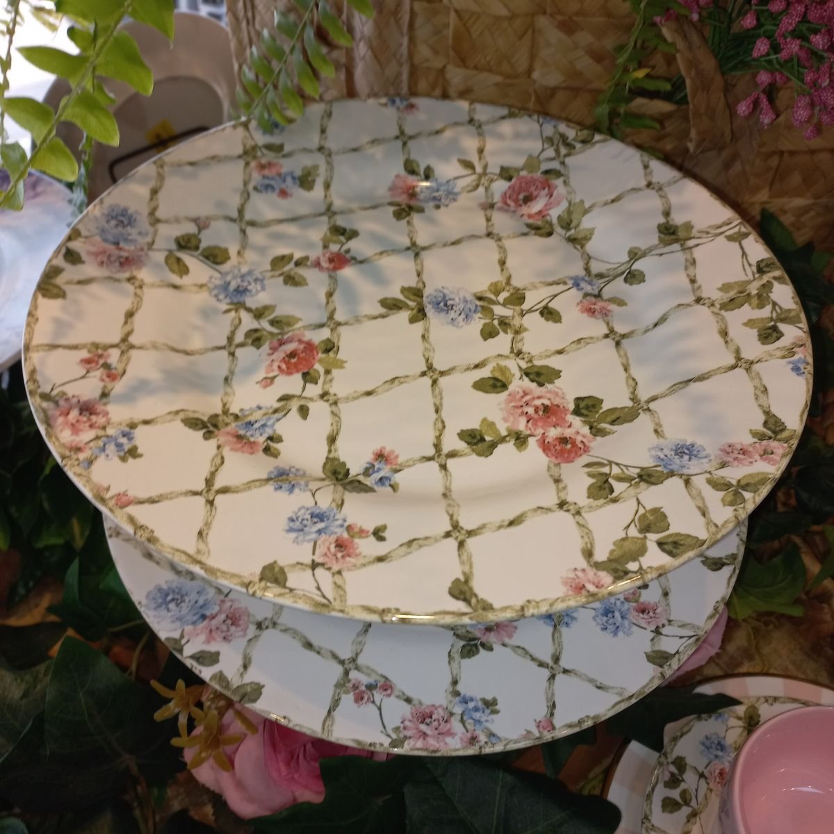 Antigo jogo para bolo com bordas floridas e centro com