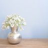 Arranjo de Mosquitinho Branco no Vaso Prateado - 3