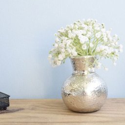 Arranjo de Mosquitinho Branco no Vaso Prateado - 1