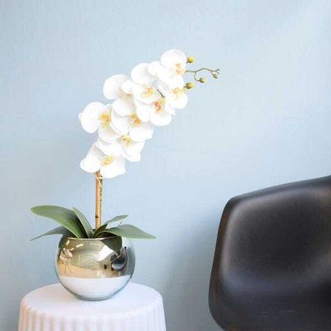Arranjo de Orquídea Artificial Branca 3D no Vaso Prateado Médio